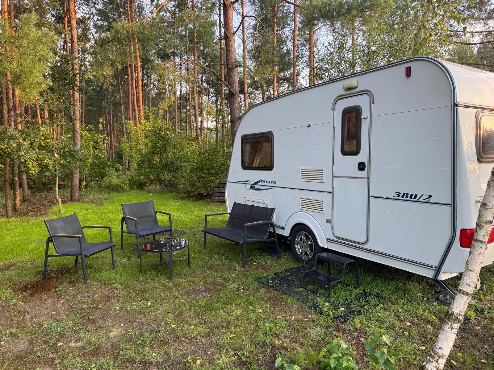 Przyczepa kempingowa Amara Coachman z miejscem do siedzenia przed wejściem