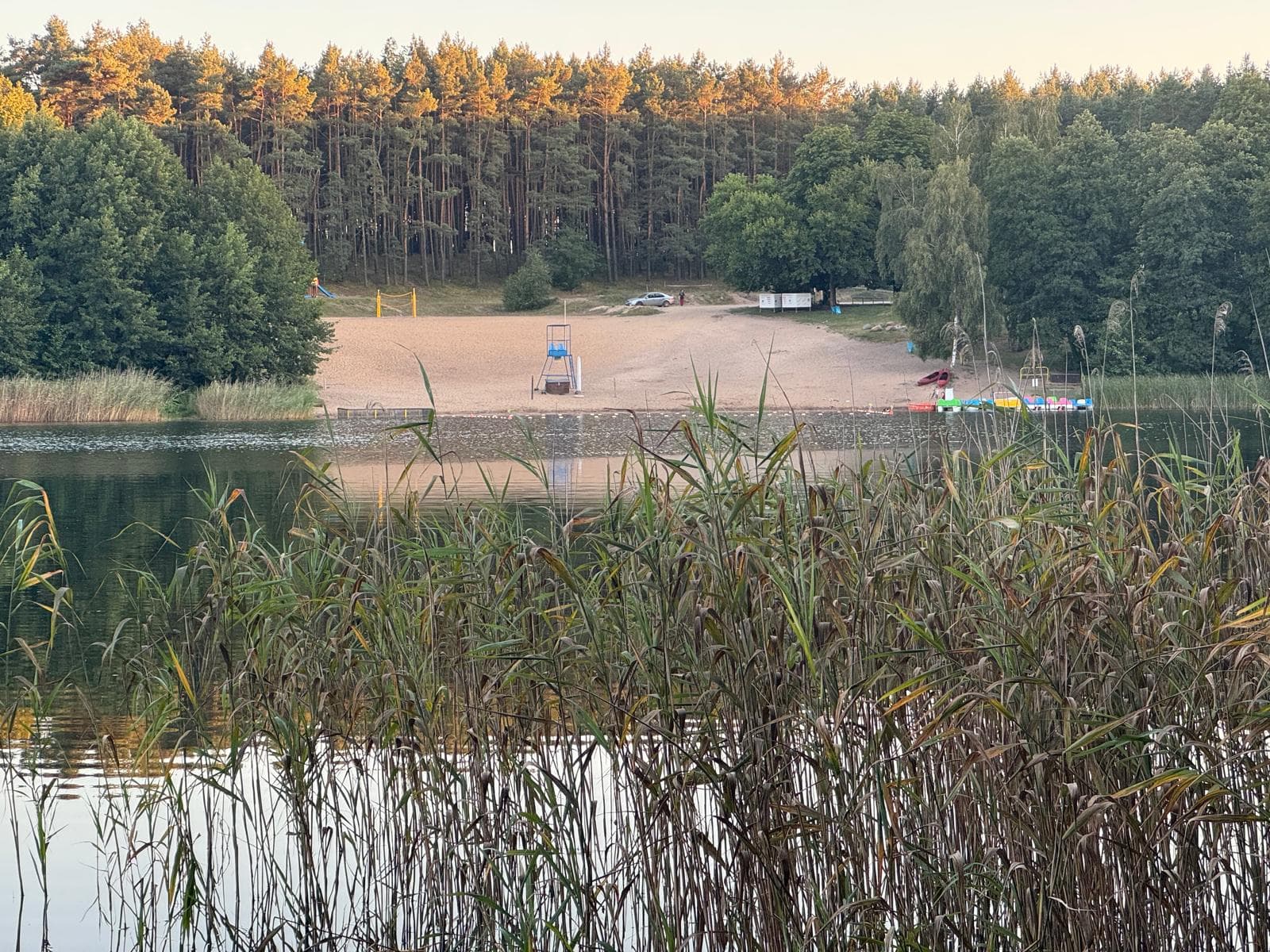 Piaszczysta plaża nad pobliskim jeziorem Józefowo