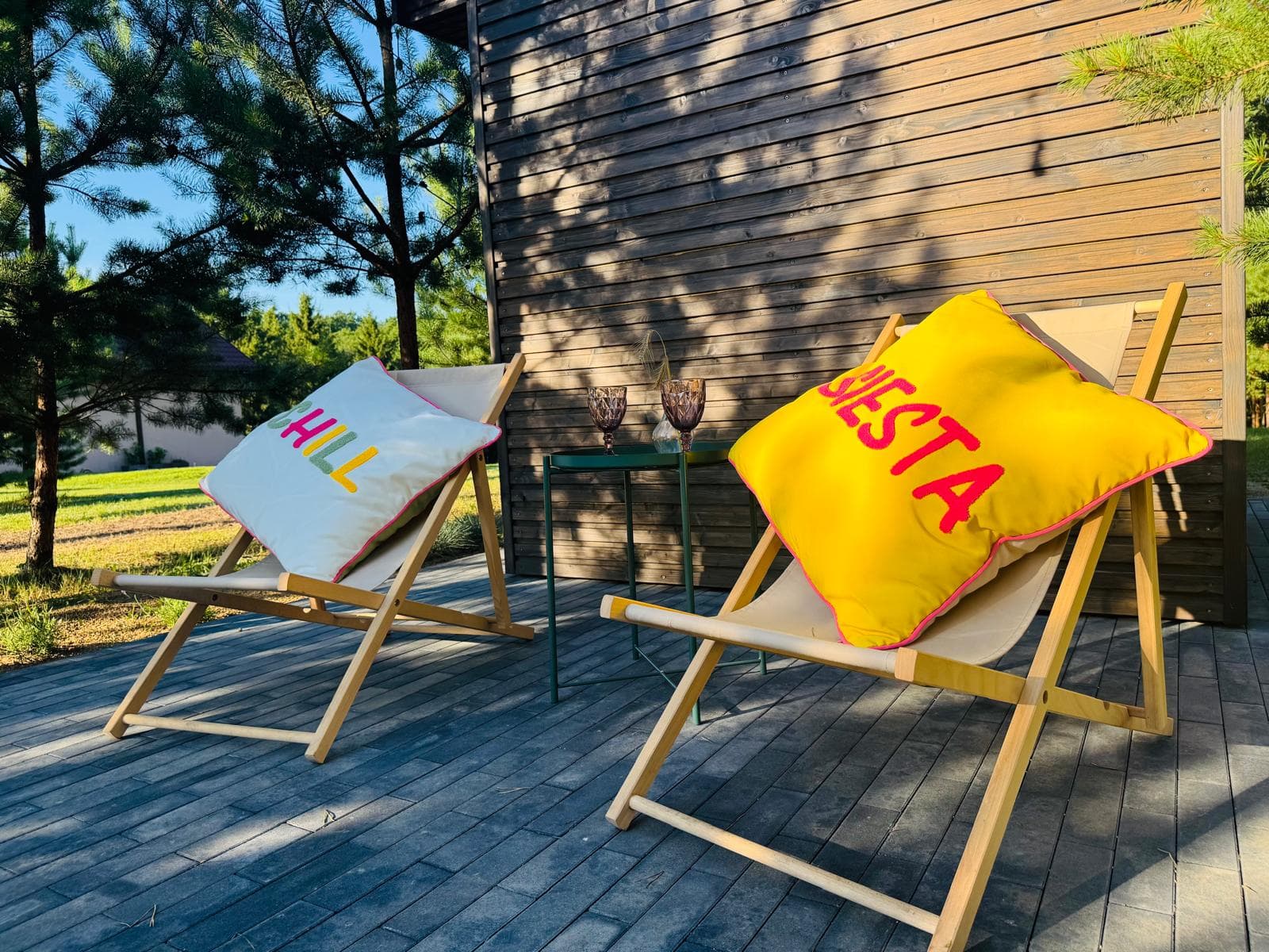 Drewniane leżaki z poduszkami CHILL i SIESTA na tarasie