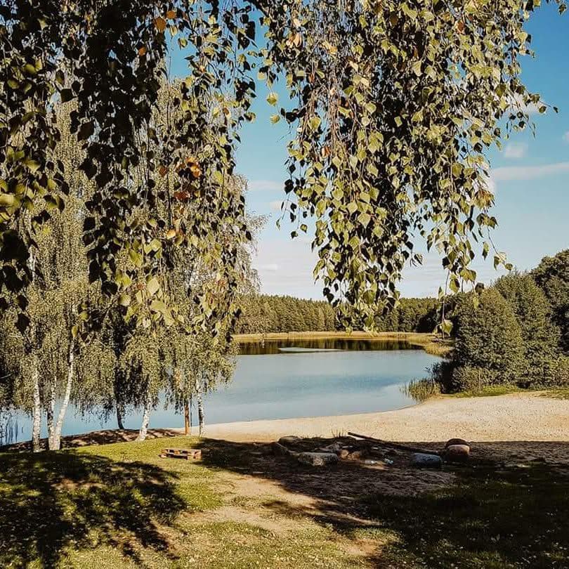 Piaszczysta plaża nad pobliskim jeziorem Józefowo