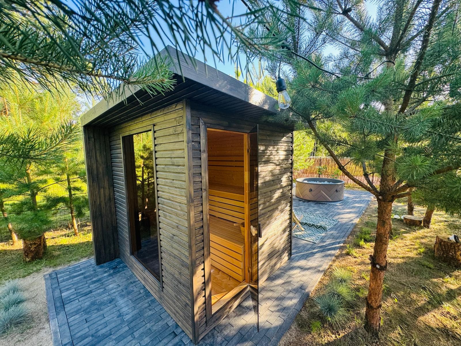 Drewniana sauna zewnętrzna